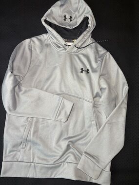 Men’s M Medium Under Armour Silver Gray Pullover Hoodie with Black Logo